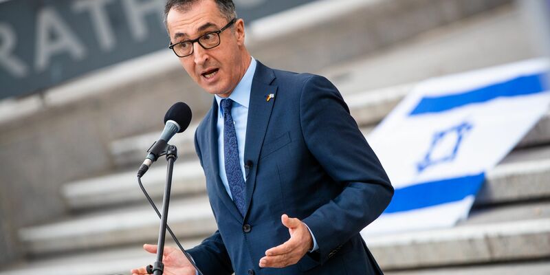 «Es gibt keinen weniger schlimmen Antisemitismus», schreibt Grünen-Politiker Cem Özdemir in einem Gastbeitrag für das Magazin «Stern». - Foto: Christoph Schmidt/dpa