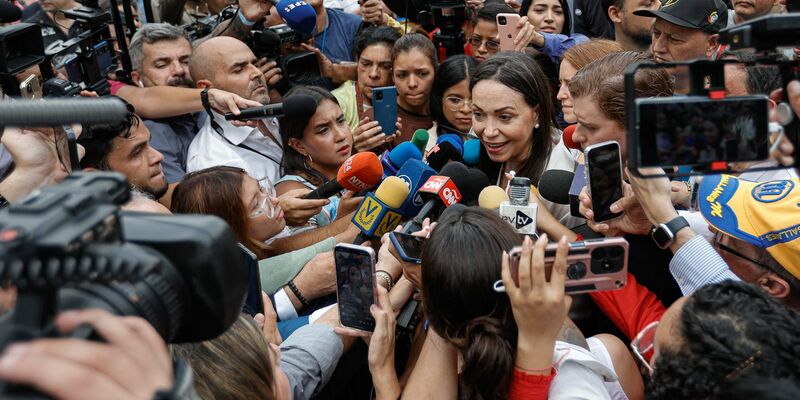 Die Präsidentschaftskandidatin der Opposition, María Corina Machado, spricht am 22.10.2023 mit Journalisten. - Foto: Jesus Vargas/dpa