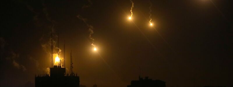 Leuchtraketen der israelischen Streitkräfte erhellen den Nachthimmel über Gaza-Stadt. - Foto: Abed Khaled/AP/dpa