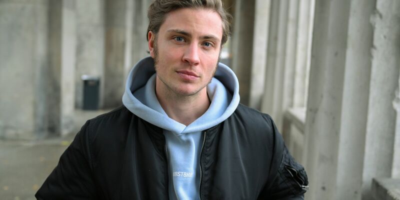 Einen ganzen Tag lang nur unter dem Tisch essen - für Jannik Schümann ein großer Spaß. - Foto: Jens Kalaene/dpa