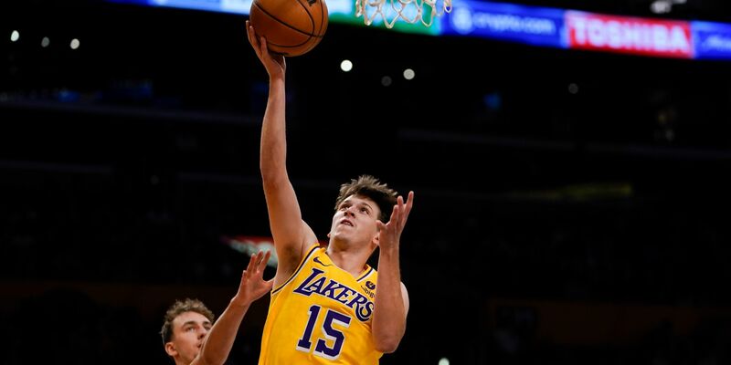 Franz Wagner (l) kommt gegen Lakers-Profi Austin Reaves zu spät. - Foto: Ryan Sun/AP/dpa