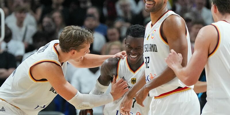 Moritz Wagner (l) hatte bei der WM zusammen mit Dennis Schröder (M.) den Titel geholt. - Foto: Soeren Stache/dpa