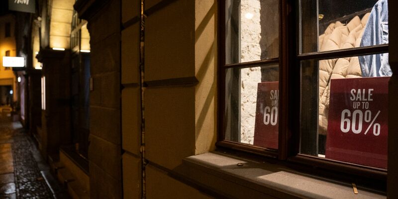 Ein Rabatt-Hinweisschild im Schaufenster eines Bekleidungsgeschäfts. - Foto: Hannes P. Albert/dpa