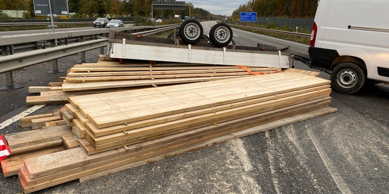 POL-PDKL: Anhänger umgestürzt - Ladung über die Fahrbahn verteilt - Foto: presseportal.de