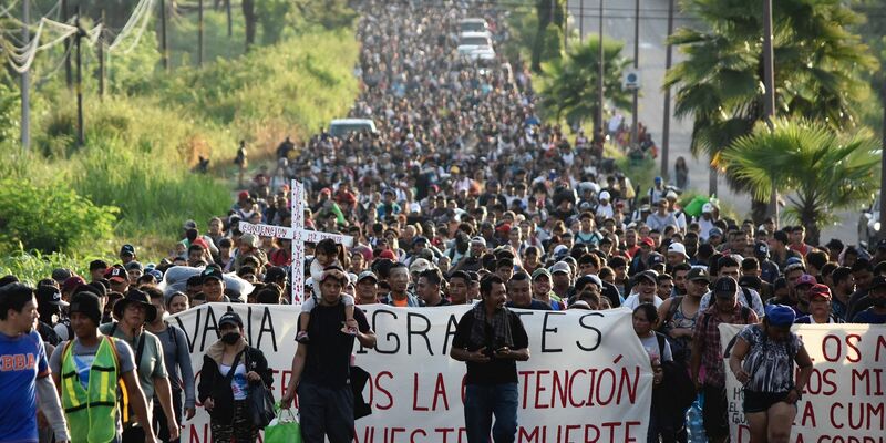 Migranten, die sich nach eigenen Angabe eine längere Wartezeit nicht leisten können, machen sich in einer Karawane auf den Weg Richtung USA. - Foto: Edgar Clemente/AP