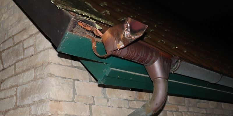 POL-HX: Dachrinne in Höxter-Bödexen angefahren - Foto: presseportal.de