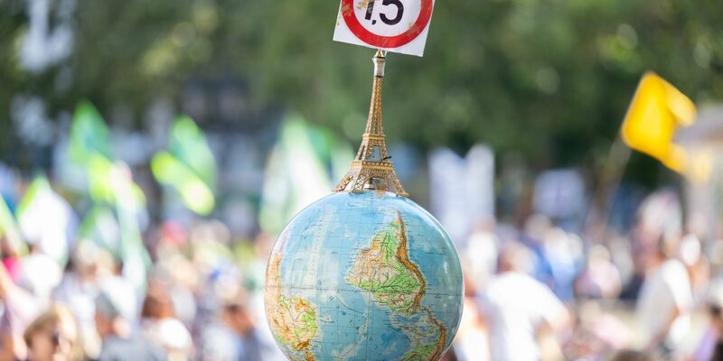 Das Pariser Klimaabkommen will die Erderwärmung auf möglichst 1,5 Grad begrenzen. - Foto: Boris Roessler/dpa