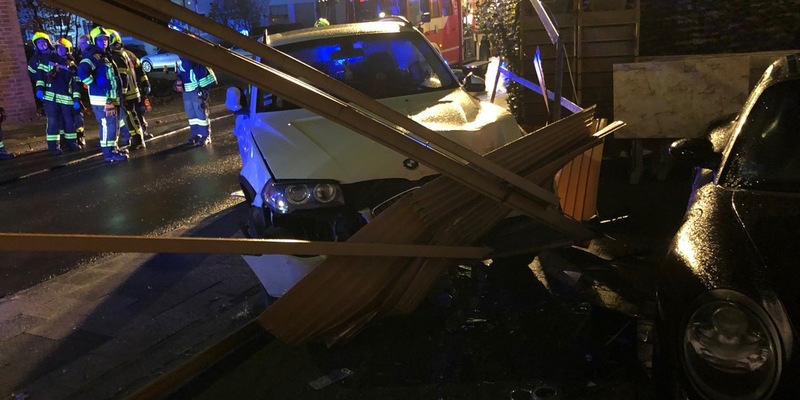 POL-NE: Zwei Verletzte und hoher Sachschaden bei Unfall in Holzheim - Foto: presseportal.de