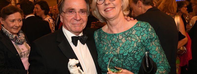 Elmar Wepper und seine Frau Anita nach der Verleihung des Bayerischen Fernsehpreises 2019. - Foto: Felix Hörhager/dpa
