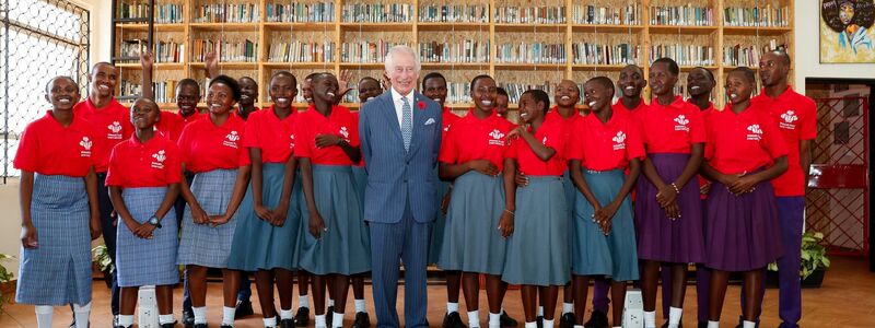 König Charles III. mit Schülern der Sekundarstufe bei seinem Besuchs in der Eastlands Library in Nairobi. - Foto: Thomas Mukoya/Reuters Pool/AP/dpa