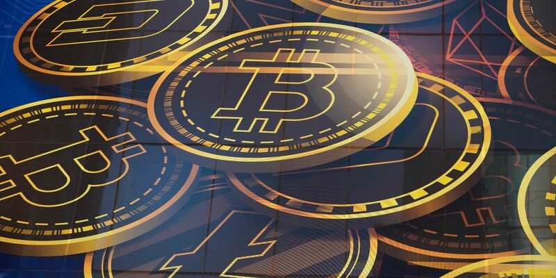 Eine Werbung für Bitcoin. - Foto: Kin Cheung/AP/dpa