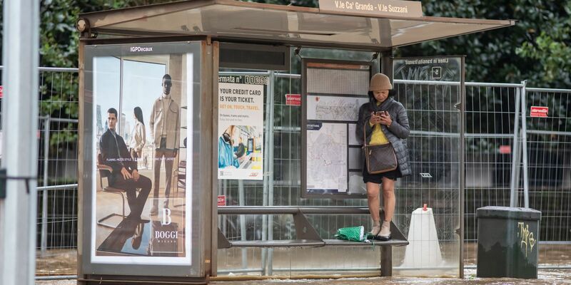 Wasser umschließt eine Bushaltestation in Mailand. - Foto: Claudio Furlan/LaPresse via ZUMA Press/dpa