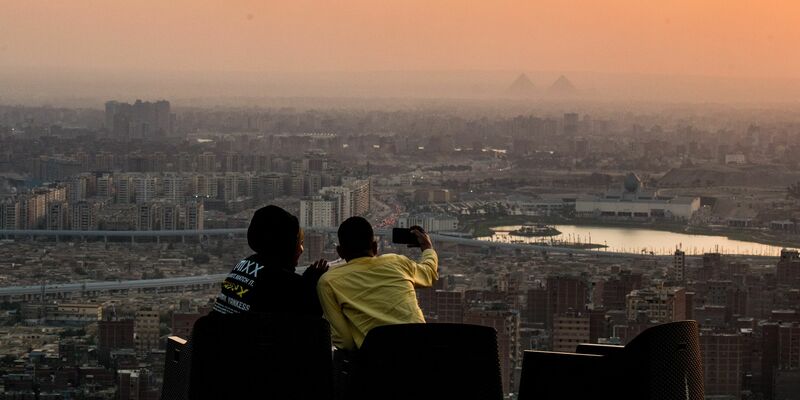 Zwei Personen genießen den Sonnenuntergang in Kairo. Ägypten nimmt eine wichtige Vermittler-Rolle zwischen Israel und der Hamas ein. - Foto: Wu Huiwo/XinHua/dpa