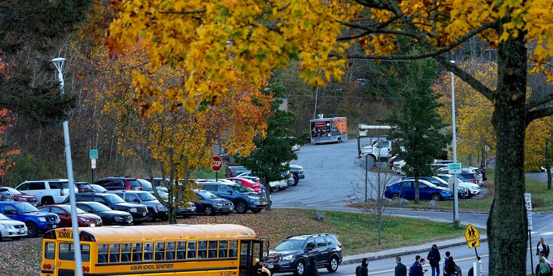 Schüler kehren nach der Bluttat am 25. Oktober 2023 zurück an die Schule in Lewiston. - Foto: Matt York/AP/dpa