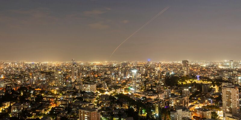 Das israelische Luftabwehrsystem Iron Dome feuert, um eine aus dem Gazastreifen abgefeuerte Rakete abzufangen. - Foto: Oded Balilty/AP/dpa
