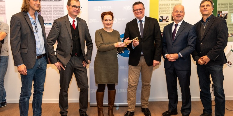 POL-BN: Gemeinsame Anlaufstelle im Herzen Tannenbuschs - Das Quartiersmanagement Neu-Tannenbusch und der Bezirksdienst der Polizei beziehen neue Räume in direkter Nachbarschaft an der Oppelner Straße. - Foto: presseportal.de