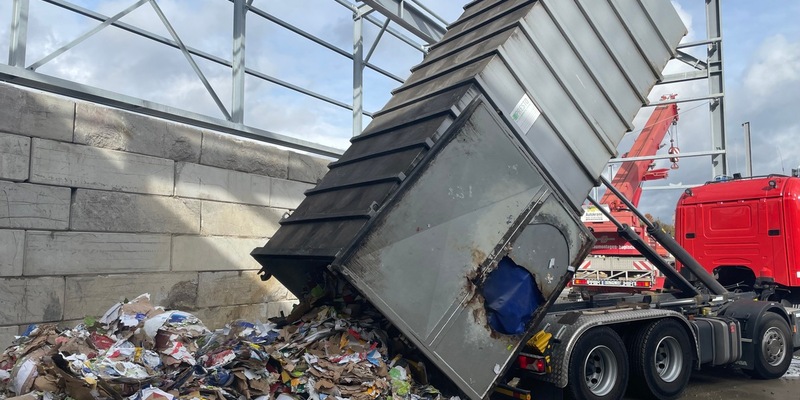 FW Pforzheim: Containerbrand in Pforzheimer Einkaufszentrum erfordert Feuerwehreinsatz - Foto: presseportal.de