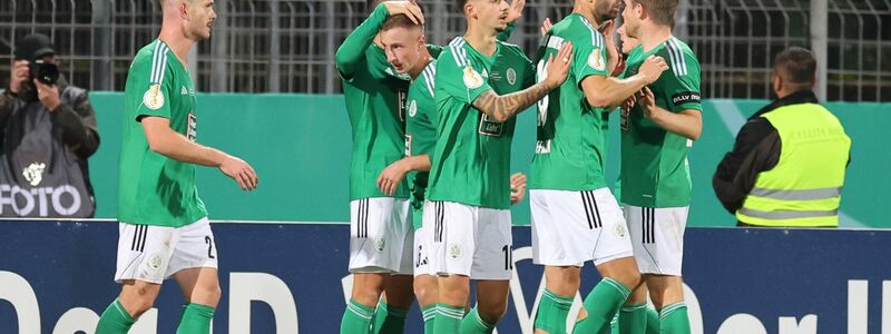 Underdog FC Homburg setzte sich gegen Zweitligist SpVgg Greuther Fürth durch. - Foto: Jörg Halisch/dpa