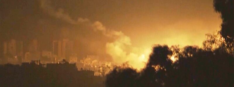 Vom Süden Israels aus sind heftige Explosionen im Gazastreifen zu sehen. - Foto: Uncredited/AP/dpa