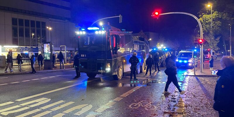 Am Harburger Ring in Hamburg haben Menschen Pyrotechnik auf Polizisten geworfen. - Foto: René Schröder/News5/dpa