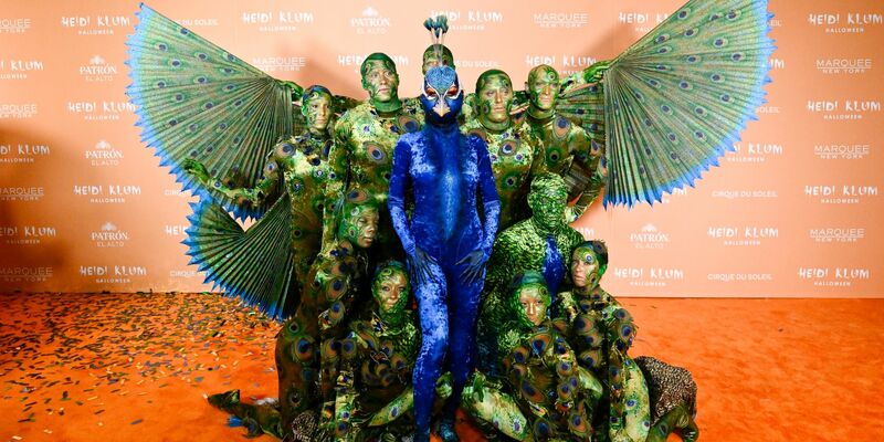 Heidi Klum kommt als Pfau verkleidet zu ihrer 22. jährlichen Halloween-Party in New York. - Foto: Evan Agostini/Invision/AP/dpa