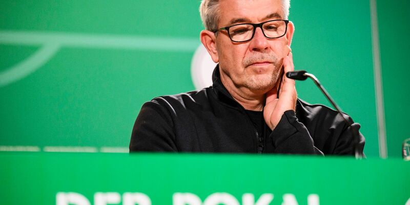 Ging auch im Pokal in Stuttgart mit einer Niederlage vom Platz: Union-Coach Urs Fischer. - Foto: Tom Weller/dpa