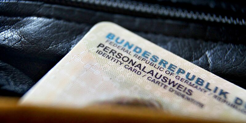 Im Netz könnten digitale Identitäten den analogen Personalausweis ablösen. - Foto: Karl-Josef Hildenbrand/dpa/dpa-tmn