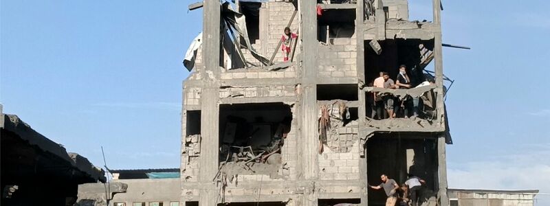 Das Wohnhaus in Dschabalia wurde durch israelische Luftangriffe stark beschädigt. - Foto: Fadi Majed/AP/dpa