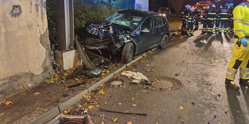 FW-M: Pkw knallt gegen Unterführung (Berg am Laim) - Foto: presseportal.de