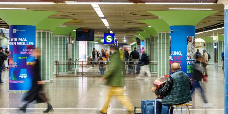 Menschen gehen durch die B-Ebene des ÖPNV-Bahnhofs Hauptwache in Frankfurt. - Foto: Andreas Arnold/dpa