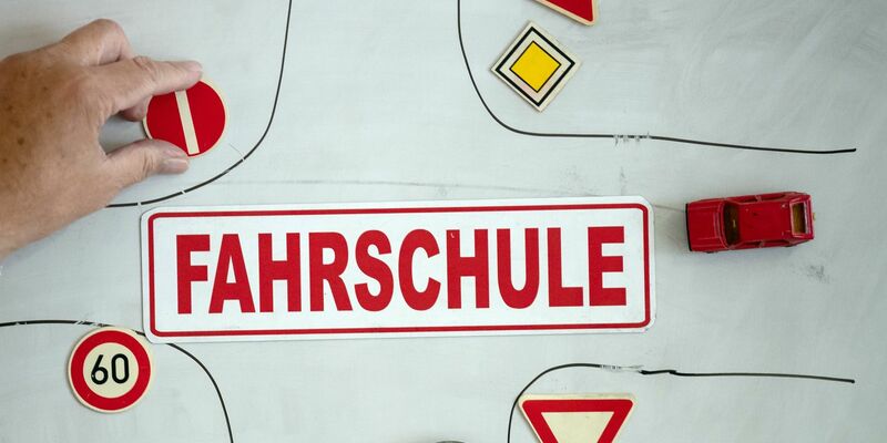 Der Erwerb eines Führerscheins ist teuer geworden. - Foto: Swen Pförtner/dpa