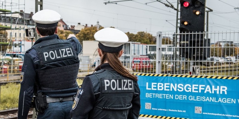 Bundespolizeidirektion München: Alkoholbedingter Gleissturz / 31-Jährige hatte viel Glück - Foto: presseportal.de