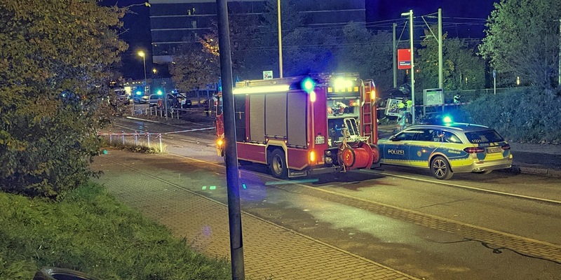 FW Konstanz: Zwei schwere Unfälle fast zeitgleich / Kind unter PKW eingeklemmt - Personenzug rammt PKW auf Bahnübergang - Foto: presseportal.de