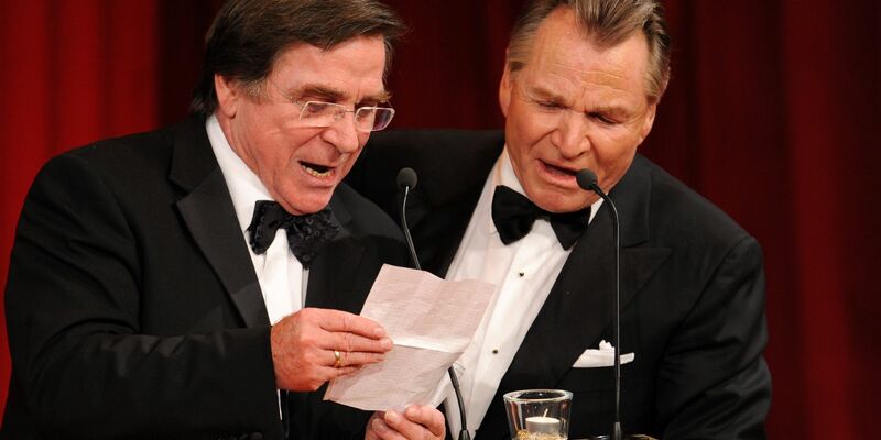 Die Schauspieler-Brüder Elmar (l) und Fritz Wepper bedanken sich für die Verleihung des Deutschen Entertainment-Preises DIVA (2009). - Foto: Tobias Hase/dpa