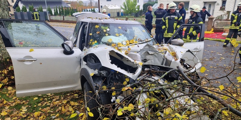 FW Westerburg: PKW prallt frontal gegen Baum - Fahrerin und Beifahrer werden schwer verletzt - Foto: presseportal.de