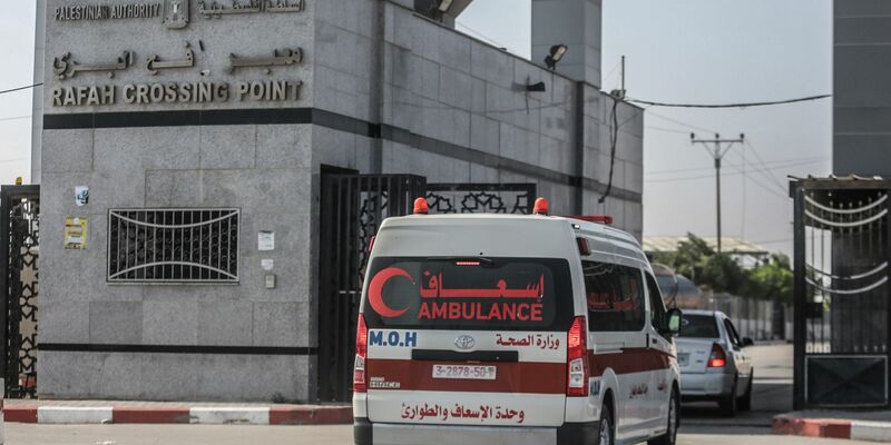 Ein Luftbild zeigt vertriebene Palästinenser in Rafah. Nach den Worten eines ranghohen Ministers wird Israels Armee die geplante Militäroffensive durchführen, selbst wenn dies zu einem Zerwürfnis mit den USA führt. - Foto: Mohammed Talatene/dpa