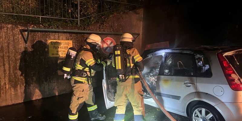 FW Bad Honnef: PKW in Vollbrand, Feuer breitet sich aus - Foto: presseportal.de