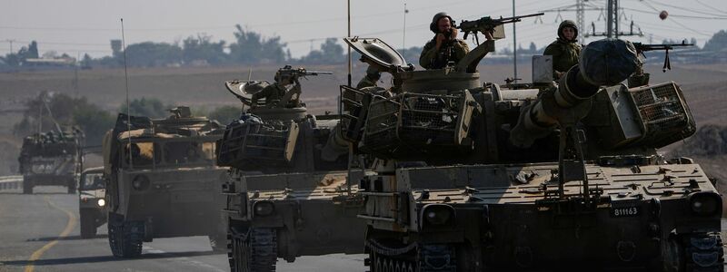 Israelische Soldaten bewegen sich mit Panzern im Süden Israels auf die Grenze zum Gazastreifen zu. - Foto: Ariel Schalit/AP/dpa