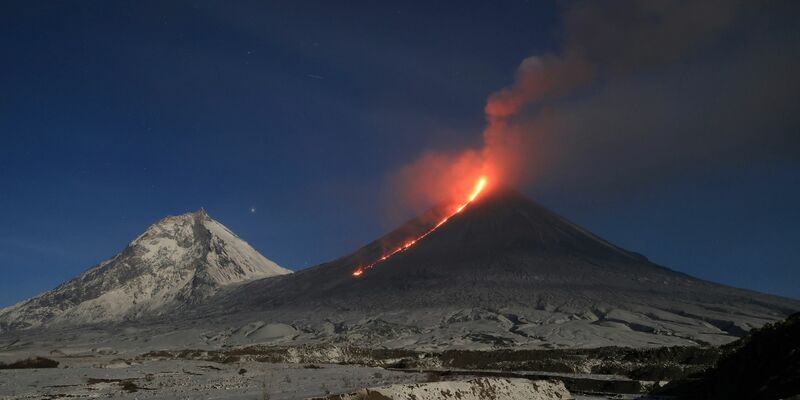 Der Vulkan Kljutschewskoj auf der Halbinsel Kamtschatka ist ähnlich wie auf diesem Bild wieder ausgebrochen. (Archivbild) - Foto: Yuri Demyanchuk/AP/dpa