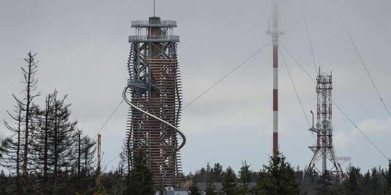 Besucher stehen bei der Eröffnung vom Harzturm auf einer Aussichtsplattform. - Foto: Swen Pförtner/dpa