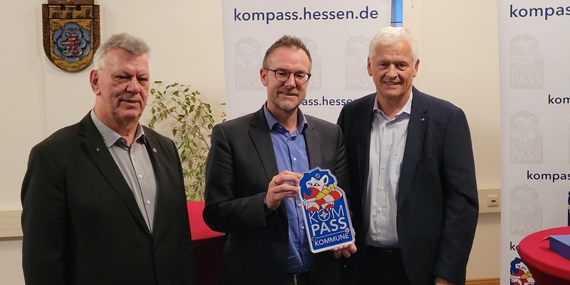 POL-ESW: >>Stadt Sontra wird Teilnehmer im KOMPASS-Sicherheitsprogramm des Landes Hessen; Polizeipräsident Konrad Stelzenbach überreicht Starter-Set an Bürgermeister Thomas Eckhardt - Foto: presseportal.de