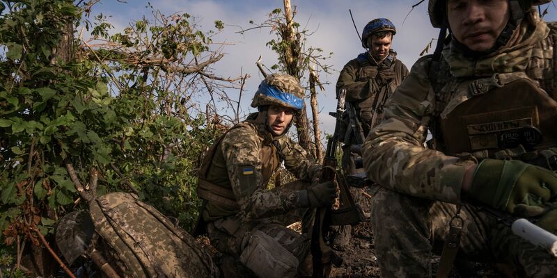 Ukrainische Soldaten sitzen im September an der Frontlinie in der Nähe von Andrijewka in der Region Donezk. (Archivbild) - Foto: Mstyslav Chernov/AP
