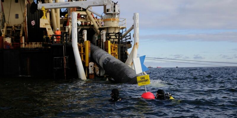 Taucher von Greenpeace protestieren nahe des Verlegeschiffs «Castoro 10» gegen den Bau einer Pipeline für das geplante Rügener LNG-Terminal. - Foto: Lucas Wahl/Greenpeace Germany/dpa
