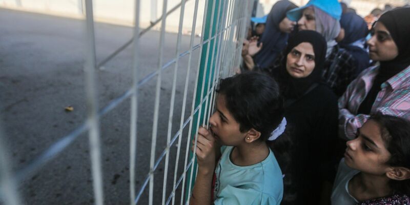 Spendenstelle einer Wohltätigkeitsorganisation, die in Rafah Lebensmittel an Palästinenser verteilt. - Foto: Mohammed Talatene/dpa