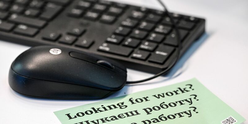 Asylbewerber und Ausländer, die über eine Duldung verfügen, sollen künftig schneller Zugang zum Arbeitsmarkt erhalten. (Symbolbild) - Foto: Jens Kalaene/dpa