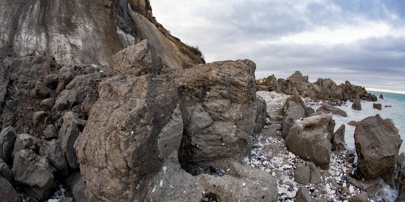 Kreide- und Mergelmassen liegen am Strand unterhalb der slawischen Tempelburg am Kap Arkona. - Foto: -/dpa