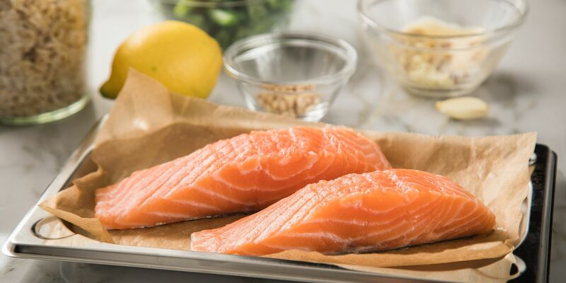 Frische rohe Lachsfilets: Viele Menschen in Deutschland essen gerne Fisch. - Foto: Christin Klose/dpa-tmn/dpa