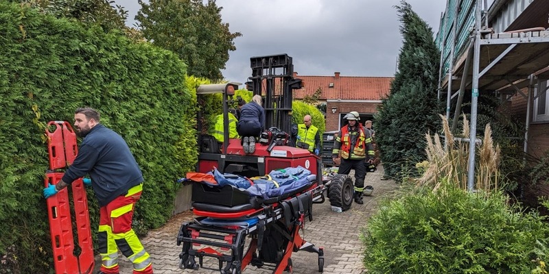 FW-WRN: TH_PERSON_KLEMMT - LZ1 - klemmt zwischen Stapler und Hecke > starke Rückenschmerzen> kann sich nicht selber befreien - Foto: presseportal.de