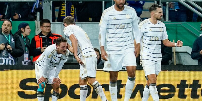 Die Bayern-Profis Konrad Laimer, Min-jae Kim und Thomas Müller (l-r) wirken nach dem Spiel fassungslos. - Foto: Uwe Anspach/dpa
