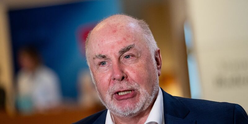 Beamtenbund-Chef Ulrich Silberbach erhöht den Druck in den Tarifverhandlungen. - Foto: Fabian Sommer/dpa